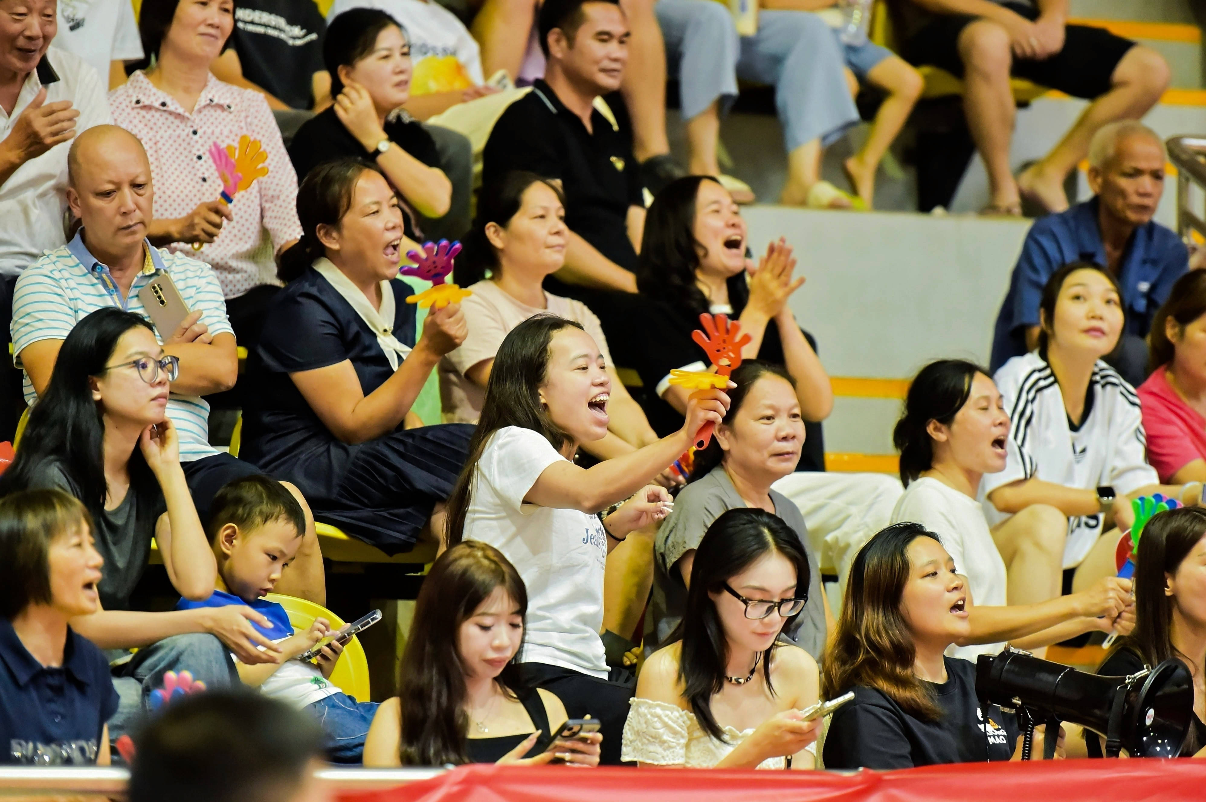 -包含全球篮球赛事精彩纷呈，各地球迷皆兴高采烈的词条