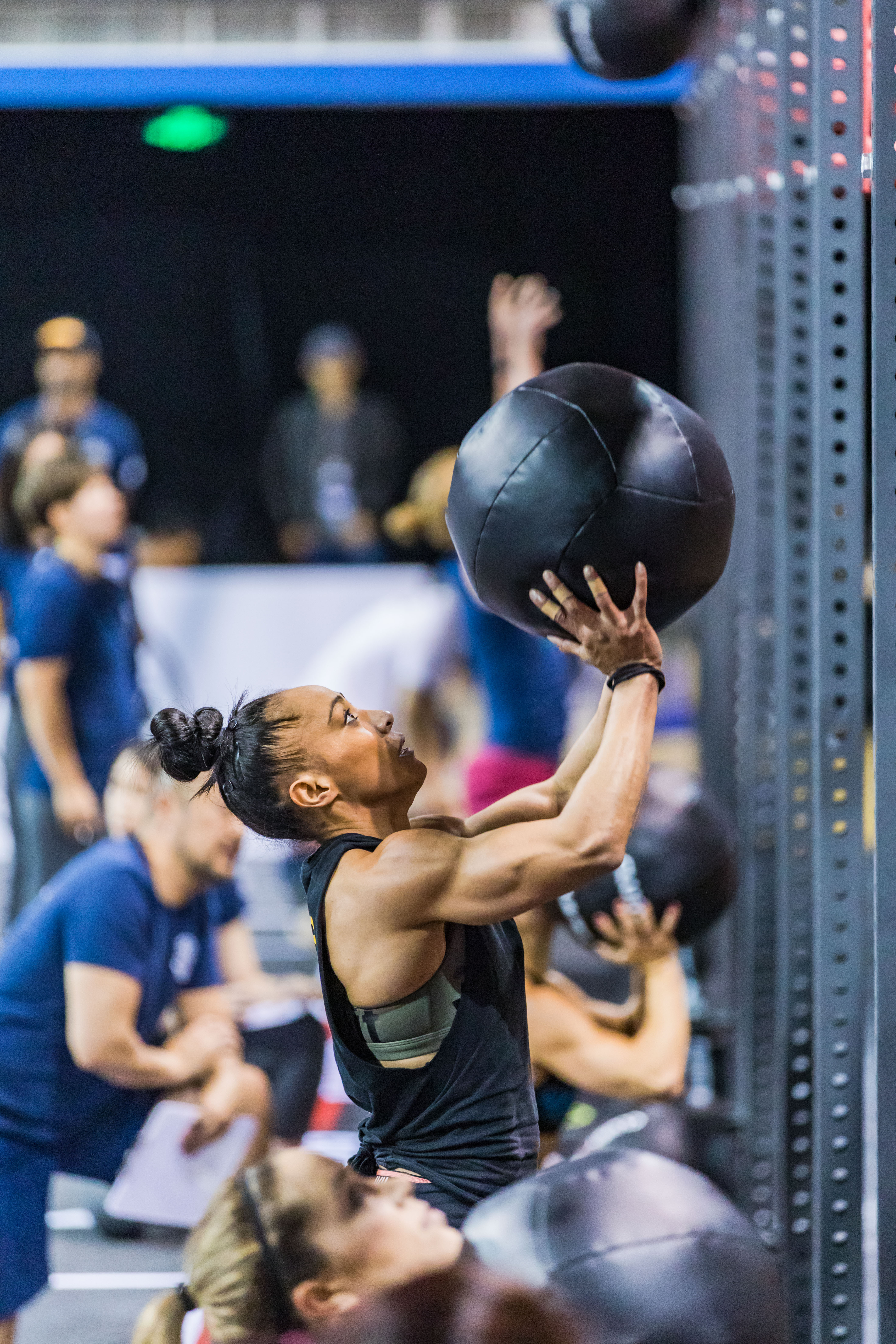 选手在比赛中不畏艰难，拼尽全力